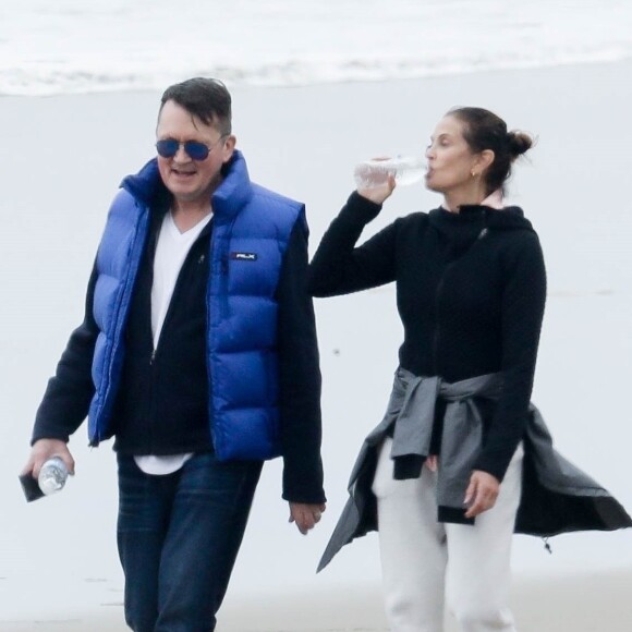 Exclusif - Teri Hatcher profite d'un rendez-vous romantique avec un homme mystérieux sur la plage de Malibu, Los Angeles, Californie. Le 7 mars 2020.