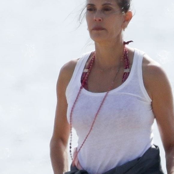 Exclusif - Teri Hatcher profite d'un rendez-vous romantique avec un homme mystérieux sur la plage de Malibu, Los Angeles, Californie. Le 7 mars 2020.