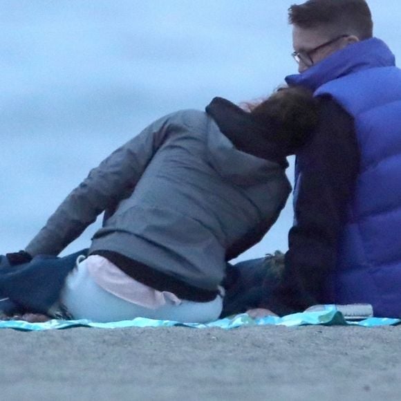 Exclusif - Teri Hatcher profite d'un rendez-vous romantique avec un homme mystérieux sur la plage de Malibu, Los Angeles, Californie. Le 7 mars 2020.