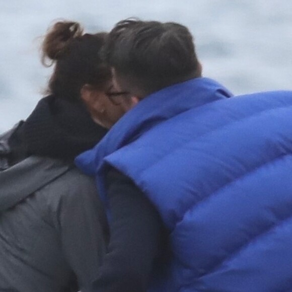 Exclusif - Teri Hatcher profite d'un rendez-vous romantique avec un homme mystérieux sur la plage de Malibu, Los Angeles, Californie. Le 7 mars 2020.