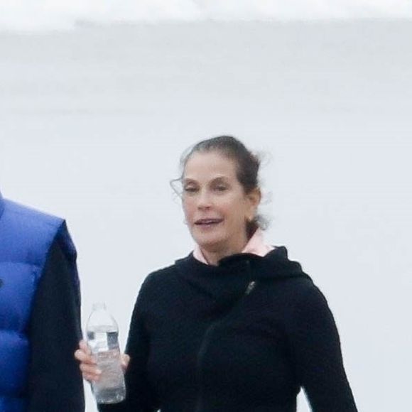 Exclusif - Teri Hatcher profite d'un rendez-vous romantique avec un homme mystérieux sur la plage de Malibu, Los Angeles, Californie. Le 7 mars 2020.