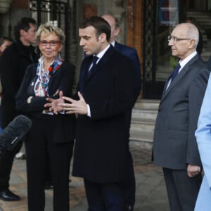 Le président de la république Emmanuel Macron et la Première Dame Brigitte Macron votent à la mairie du Touquet pour le premier tour des élections municipales le 15 mars 2020. © Pascal Rossignol / Pool / Bestimage