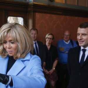 Le président de la république Emmanuel Macron et la Première Dame Brigitte Macron votent à la mairie du Touquet pour le premier tour des élections municipales le 15 mars 2020. © Pascal Rossignol / Pool / Bestimage