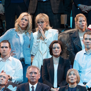 Laurence Auzière Jourdan (cardiologue), Brigitte Trogneux (Macron), Tiphaine Auzière (avocate), Line Renaud, Françoise Noguès-Macron (mère E. Macron), le compagnon de T. Auzière, Antoine (gastro-entérologue), Guillaume Jourdan (radiologue), Christelle Auzière et son mari Sébastien Auzière (chercheur en laboratoire pharmaceutique), Gérard Collomb, François Bayrou, Marielle de Sarnez - La famille, les amis et soutiens d'Emmanuel Macron dans les tribunes lors du grand meeting d'Emmanuel Macron, candidat d'En Marche! à l'élection présidentielle 2017, à l'AccorHotels Arena à Paris, France, le lundi 17 avril 2017. © Cyril Moreau/Bestimage