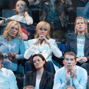 Laurence Auzière Jourdan (cardiologue), Brigitte Trogneux (Macron), Tiphaine Auzière (avocate), Line Renaud, Françoise Noguès-Macron (mère E. Macron), Guillaume Jourdan (radiologue), Christelle Auzière et son mari Sébastien Auzière (chercheur en laboratoire pharmaceutique), Gérard Collomb, François Bayrou, Marielle de Sarnez - La famille, les amis et soutiens d'Emmanuel Macron dans les tribunes lors du grand meeting d'Emmanuel Macron, candidat d'En Marche! à l'élection présidentielle 2017, à l'AccorHotels Arena à Paris, France, le lundi 17 avril 2017. © Cyril Moreau/Bestimage