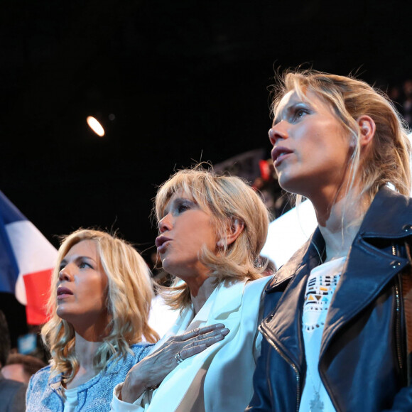 Brigitte Macron et ses filles Laurence Auzière Jourdan (cardiologue) et Tiphaine Auzière (avocate) - La famille, les amis et soutiens d'Emmanuel Macron dans les tribunes lors du grand meeting d'Emmanuel Macron à l'AccorHotels Arena à Paris, le lundi 17 avril 2017. © Dominique Jacovides - Sébastien Valiela / Bestimage