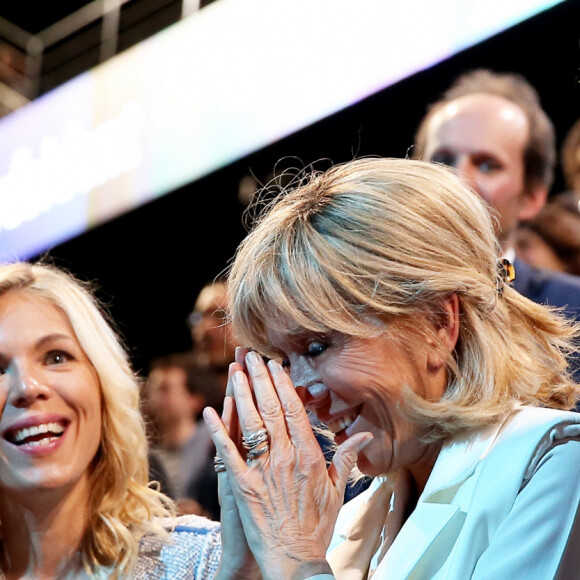 Brigitte Macron et ses filles Laurence Auzière Jourdan (cardiologue) et Tiphaine Auzière (avocate) - La famille, les amis et soutiens d'Emmanuel Macron dans les tribunes lors du grand meeting d'Emmanuel Macron à l'AccorHotels Arena à Paris, le lundi 17 avril 2017. © Dominique Jacovides - Sébastien Valiela / Bestimage