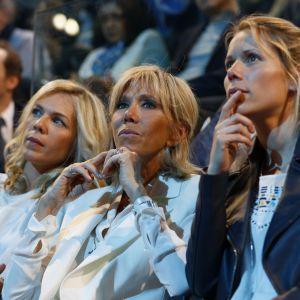 Brigitte Macron et ses filles Laurence Auzière Jourdan (cardiologue) et Tiphaine Auzière (avocate) - La famille, les amis et soutiens d'Emmanuel Macron dans les tribunes lors du grand meeting d'Emmanuel Macron à l'AccorHotels Arena à Paris, le lundi 17 avril 2017. © Dominique Jacovides - Sébastien Valiela / Bestimage