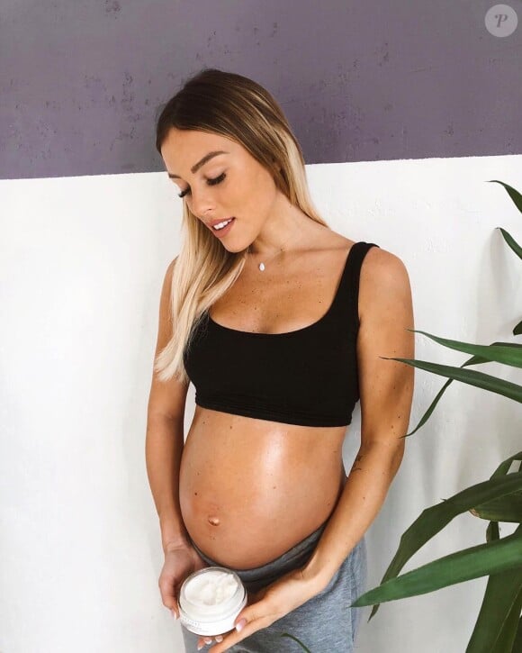 Charlène de "Secret Story" sur Instagram, dévoile son ventre de femme enceinte, le 13 février 2020