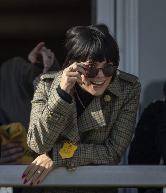 Lily Allen est dans tous ses états lors du Festival de Cheltenham. Le 13 mars 2020.