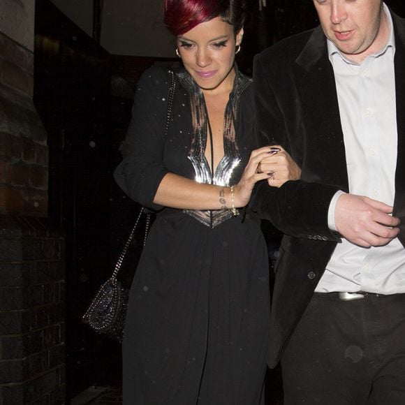 Lily Allen se rend à l'hôtel Chiltern Firehouse avec Sam Cooper après avoir chanté lors de la soirée "The Other Ball" à Londres, le 4 juin 2014.