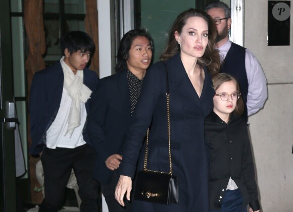 Angelina Jolie sort avec ses enfants Shiloh, Zahara, Maddox, Pax, Knox et Vivienne de l'hôtel Crosby à New York, le 25 février 2019