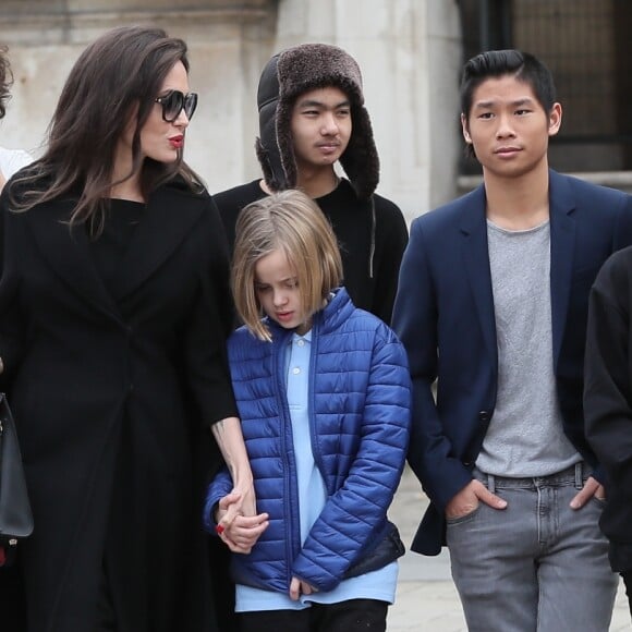 Angelina Jolie et ses enfants (Maddox, Zahara, Shiloh, Pax, Knox et Vivienne) quittent le musée du Louvre à Paris le 30 janvier 2018.