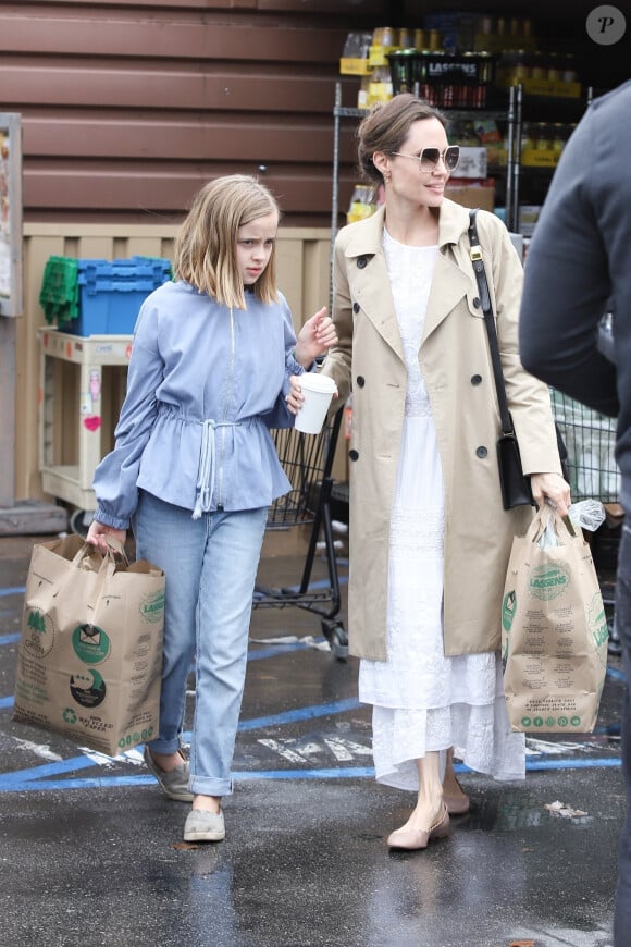 Angelina Jolie et sa fille Vivienne Jolie-Pitt vont faire des courses à Los Angeles le 14 mars 2020.