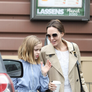 Angelina Jolie et sa fille Vivienne Jolie-Pitt vont faire des courses à Los Angeles le 14 mars 2020.