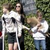 Exclusif - Angelina Jolie est allée acheter des fleurs avec ses enfants Shiloh et Vivienne dans le quartier de Los Feliz à Los Angeles. Shiloh marche difficilement à l'aide de béquilles. Le 8 mars 2020.