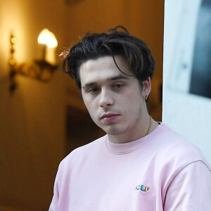 Exclusif - Brooklyn Beckham crache dans la rue à la sortie d'un rendez-vous chez le dentiste à Londres, le 29 novembre 2019