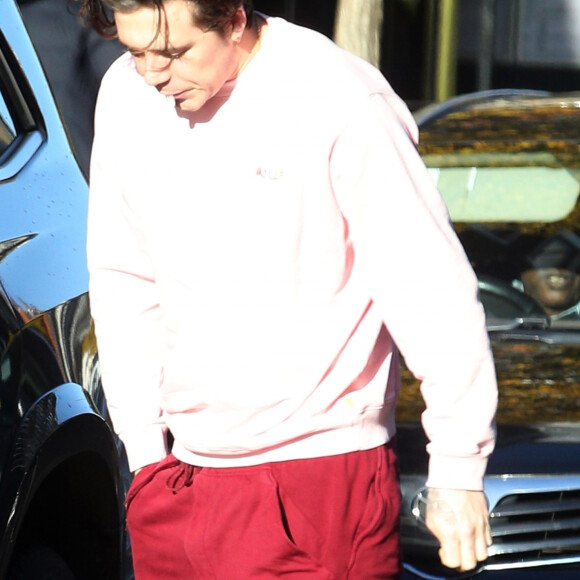 Exclusif - Brooklyn Beckham crache dans la rue à la sortie d'un rendez-vous chez le dentiste à Londres, le 29 novembre 2019