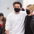 Exclusif - Brooklyn Beckham et sa compagne Nicola Peltz portent des masques assortis à leur arrivée à l'aéroport JFK de New York le 9 mars 2020