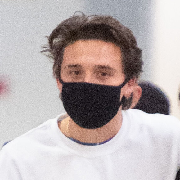 Exclusif - Brooklyn Beckham et sa compagne Nicola Peltz portent des masques assortis à leur arrivée à l'aéroport JFK de New York le 9 mars 2020