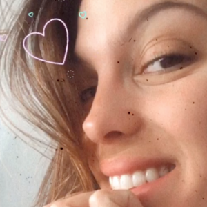 iris Mittenaere explique avoir reçu un message de Teri Hatcher après avoir montré leur grande ressemblance, le 26 mars 2020 sur Instagram.