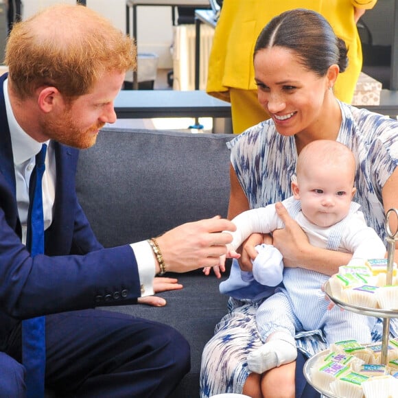 Le prince Harry et Meghan Markle présentent leur fils Archie à Desmond Tutu à Cape Town, Afrique du Sud le 25 septembre 2019.