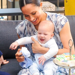 Le prince Harry et Meghan Markle présentent leur fils Archie à Desmond Tutu à Cape Town, Afrique du Sud le 25 septembre 2019.