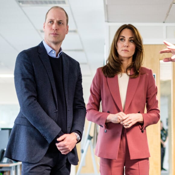 Le prince William, duc de Cambridge, et Catherine (Kate) Middleton, duchesse de Cambridge, en visite à la salle de contrôle du London Ambulance Service 111 à Croydon pour rencontrer le personnel ambulancier et les 111 gestionnaires d'appels qui ont pris les appels NHS 111 du public, et les remercier pour le travail vital qu'ils font. Epidémie de Coronavirus (Covid-19) - Londres, le 19 mars 2020.