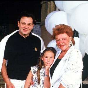 Archives - Maurice Bidermann, sa fille et sa soeur Régine à Saint-Tropez. Le 1er juillet 1987.