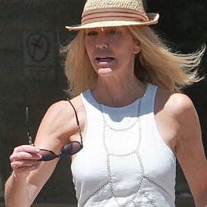 Heather Locklear quitte un restaurant avec une amie à Calabasas le 15 juillet 2013.