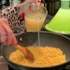 Laeticia Hallyday a réalisé la recette risotto de coquillettes et jambon de Cyril Lignac depuis sa maison de Los Angeles, où elle est confinée. Le 31 mars 2020.