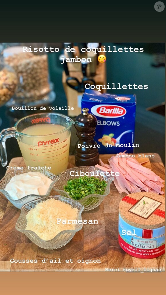 Laeticia Hallyday a réalisé la recette risotto de coquillettes et jambon de Cyril Lignac depuis sa maison de Los Angeles, où elle est confinée. Le 31 mars 2020.