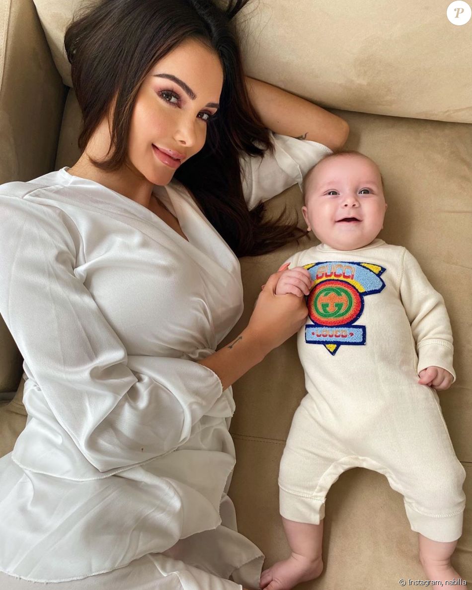 Nabilla Benattia Pose Avec Son Fils Milann En Afrique Du Sud Le 8 Mars Purepeople