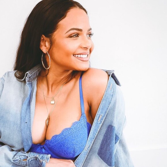 Christina Milian en lingerie bleue le 1er avril 2020, pour annoncer qu'elle est la nouvelle ambassadrice de la marque Savage X Fenty de Rihanna.
