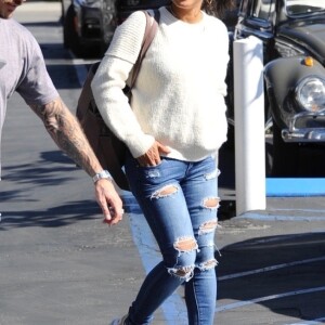 Matt Pokora et sa compagne Christina Milian se baladent avec leur fils Isaiah dans le quartier de West Hollywood à Los Angeles. La petite famille est allée déjeuner chez Fred Segal. Le 11 février 2020.