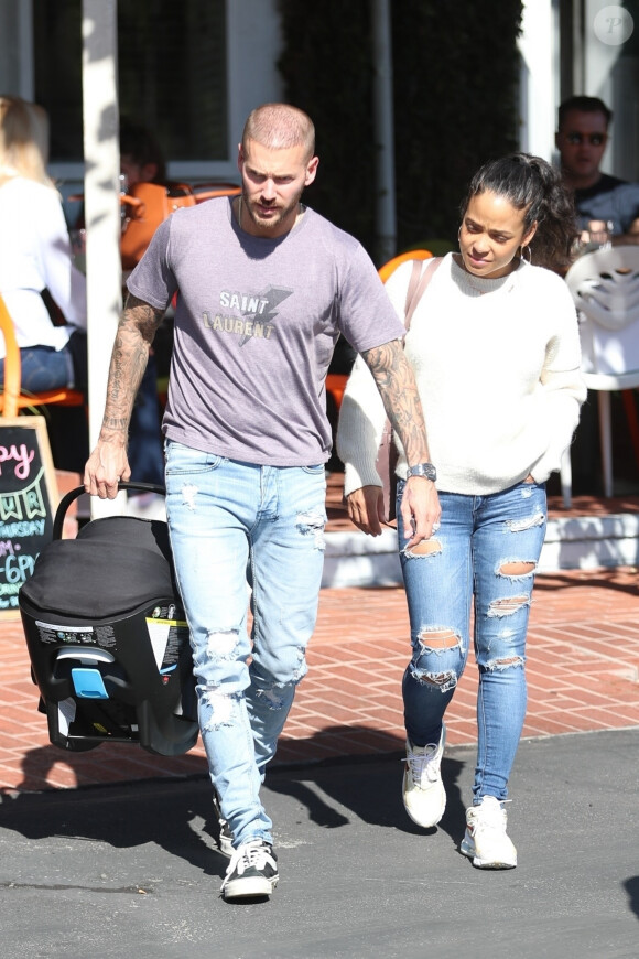 Matt Pokora et sa compagne Christina Milian se baladent avec leur fils Isaiah dans le quartier de West Hollywood à Los Angeles. La petite famille est allée déjeuner chez Fred Segal. Le 11 février 2020.