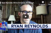 Ryan Reynolds confiné chez lui, donne de ses nouvelles dans l'émission "The Late Show with Stephen Colbert", le 1er avril 2020.