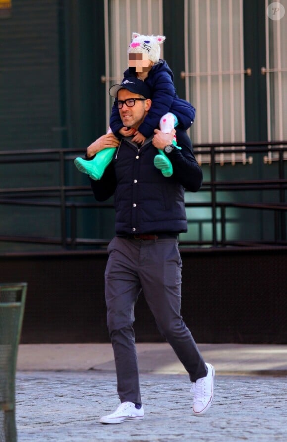 Ryan Reynolds porte sa fille James sur les épaules à la sortie d'un déjeuner dans le quartier de Manhattan à New York, le 26 janvier 2020.