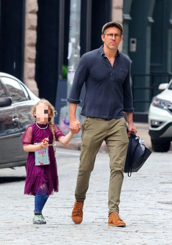 Ryan Reynolds se promène avec sa fille James dans les rues de New York. L'acteur a emmené sa fille dans le magasin 'Ever After', le 6 aout 2019.