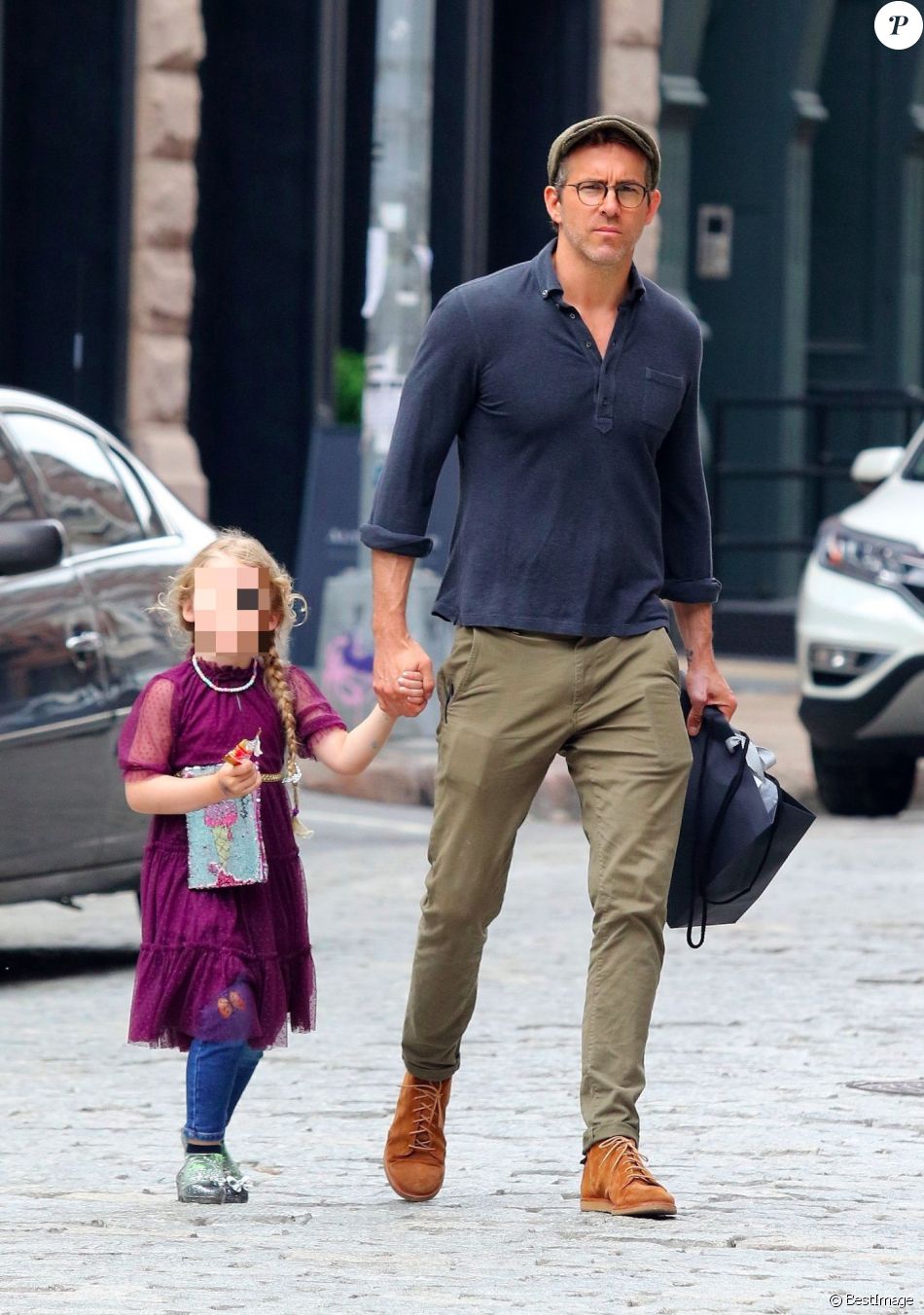 Ryan Reynolds se promène avec sa fille James dans les rues de New York. L&#039;acteur a emmené sa fille dans le magasin &#039;Ever After&#039;, le 6 aout 2019.