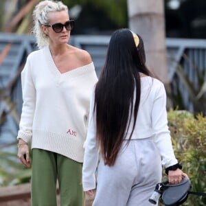 Laeticia Hallyday et ses filles Jade, 15 ans, et Joy, 11 ans, promènent leur chien Cheyenne dans le quartier de Brentwood à Los Angeles, pendant la période de confinement liée à l'épidémie de coronavirus (Covid-19), le 1er avril 2020.