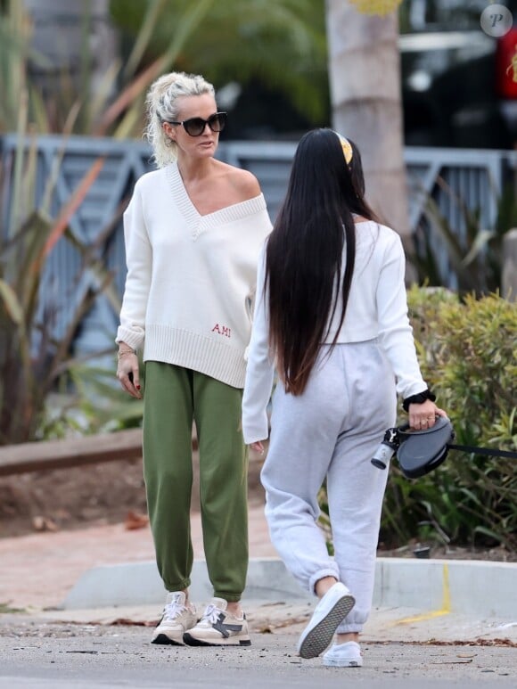 Laeticia Hallyday et ses filles Jade, 15 ans, et Joy, 11 ans, promènent leur chien Cheyenne dans le quartier de Brentwood à Los Angeles, pendant la période de confinement liée à l'épidémie de coronavirus (Covid-19), le 1er avril 2020.