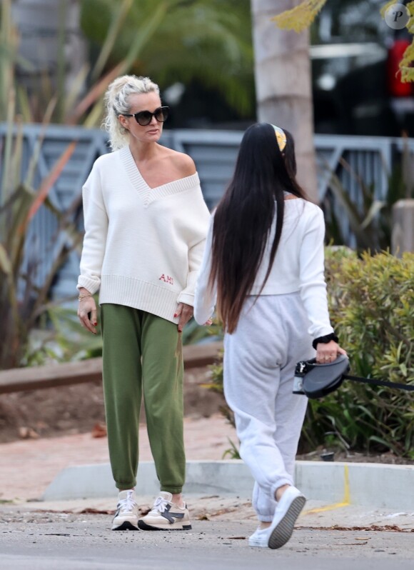 Laeticia Hallyday et ses filles Jade, 15 ans, et Joy, 11 ans, promènent leur chien Cheyenne dans le quartier de Brentwood à Los Angeles, pendant la période de confinement liée à l'épidémie de coronavirus (Covid-19), le 1er avril 2020.