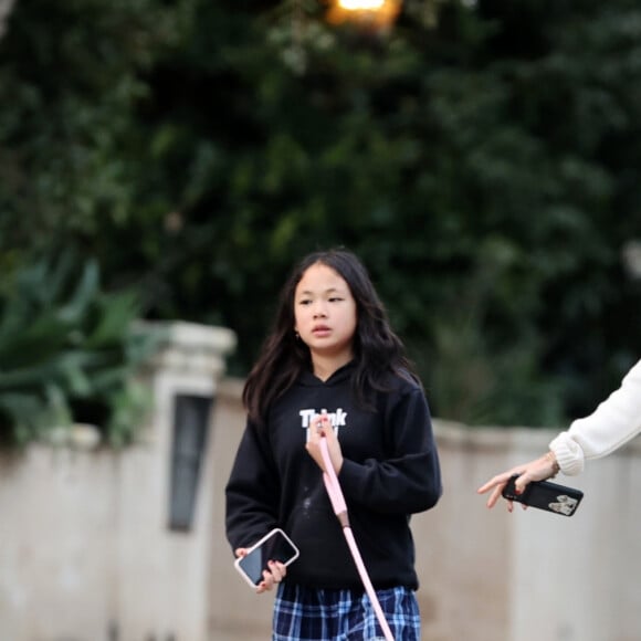 Laeticia Hallyday et ses filles Jade, 15 ans, et Joy, 11 ans, promènent leur chien Cheyenne dans le quartier de Brentwood à Los Angeles, pendant la période de confinement liée à l'épidémie de coronavirus (Covid-19), le 1er avril 2020.