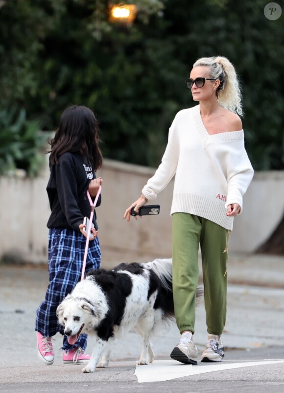 Laeticia Hallyday et ses filles Jade, 15 ans, et Joy, 11 ans, promènent leur chien Cheyenne dans le quartier de Brentwood à Los Angeles, pendant la période de confinement liée à l'épidémie de coronavirus (Covid-19), le 1er avril 2020.