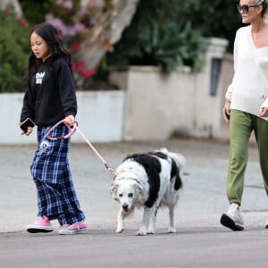 Laeticia Hallyday et ses filles Jade, 15 ans, et Joy, 11 ans, promènent leur chien Cheyenne dans le quartier de Brentwood à Los Angeles, pendant la période de confinement liée à l'épidémie de coronavirus (Covid-19), le 1er avril 2020.