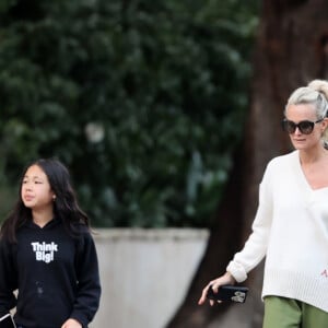 Laeticia Hallyday et ses filles Jade, 15 ans, et Joy, 11 ans, promènent leur chien Cheyenne dans le quartier de Brentwood à Los Angeles, pendant la période de confinement liée à l'épidémie de coronavirus (Covid-19), le 1er avril 2020.