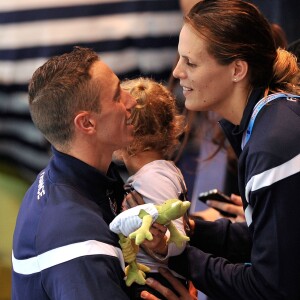 Laure Manaudou avec sa fille Manon felicite son compagnon Frederick Bousquet, vainqueur du relais masculin 4x50m 4 nages lors des Championnats d' Europe de Natation a Chartres le 22 novembre 2012.