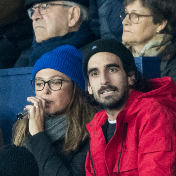 Sandrine Quétier et un ami - People dans les tribunes du parc des princes lors du match de championnat de Ligue 1 Conforama opposant le Paris Saint-Germain (PSG) à Lille le 22 Novembre 2019 à Paris © Cyril Moreau / Bestimage