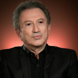 Exclusif - Michel Drucker - Enregistrement des séquences de l'émission anniversaire "Elie Kakou, ben alors... 20 ans déjà" au Cirque d'hiver le 29 mai 2019. Depuis le Cirque d'Hiver, un lieu qui était fétiche pour lui, de nombreux artistes et personnalités rendront hommage à leur manière à Élie Kakou et nous diront ce que l'homme et l'artiste représentent pour eux. En juin 1999, l'humoriste et comédien Elie Kakou nous quittait, à l'âge de 39 ans. 20 ans après, cette émission, produite par Productions 13.34 et JYL Production, diffusée sur France 3 le vendredi 14 juin à 21 heures, sera l'occasion de revoir ses plus grands sketches devenus cultes "L'attachée de presse", "Madame Sarfati", "Les professeurs"... mais également de découvrir les témoignages de ceux qui l'ont connu, côtoyé et admiré, et de revenir sur les moments forts de sa carrière : Marseille, la ville de ses débuts, ses apparitions télé, l'aventure magique de La vérité si je mens !, les lettres de noblesse qu'il a donné à l'humour pied noir, l'inspiration qu'il a représenté pour certains, son amour de la danse, mais aussi de la mode... Happenings spécialement préparés pour cette émission, témoignages, chansons, reprises de sketches, documents rares... l'univers d'Élie Kakou sera mis à l'honneur ! © Romuald Meigneux/Bestimage